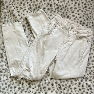American eagle white jeans made out of cotton size 0 regular.